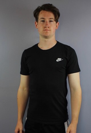VINTAGE NIKE T SHIRT IN BLACK WITH EMBROIDERED LOGOS. SIZE S