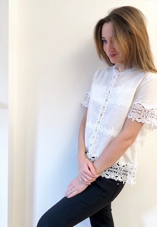 KAILA WHITE TOP WITH LACE