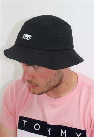 BLACK BUCKET HAT