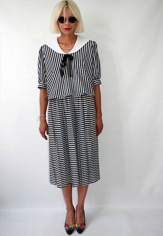VINTAGE 60'S DRESS IN WHITE AND BLACK STRIPE, AMAZING COLLAR