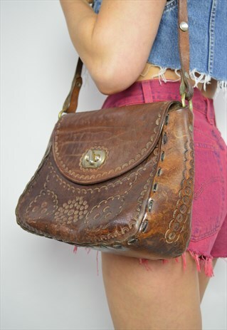 VINTAGE 70S BROWN LEATHER FLORAL TOOLED SADDLE BAG BOHO
