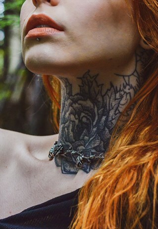 FOREST QUEEN DROP ROSE & THORN CHOKER SILVER