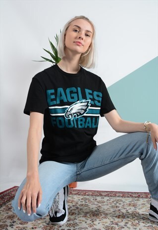 VINTAGE NFL EAGLES FOOTBALL T-SHIRT IN BLACK WITH PRINT.