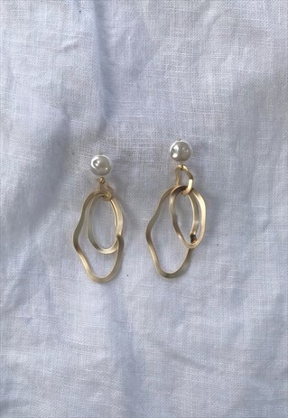 GOLD AND PEARL ABSTRACT SHAPE HOOP EARRINGS