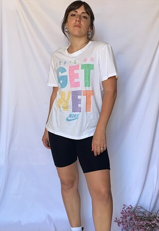 VINTAGE 90S NIKE T-SHIRT IN WHITE WITH COLOURED DETAILS