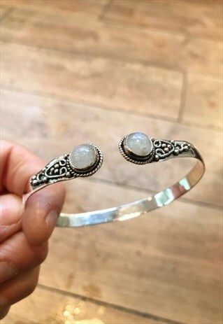 SILVER TONE DETAILED BRACELET WITH WHITE STONE