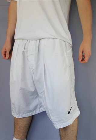 VINTAGE NIKE SHORTS IN WHITE WITH POCKETS, EMBROIDERED LOGO