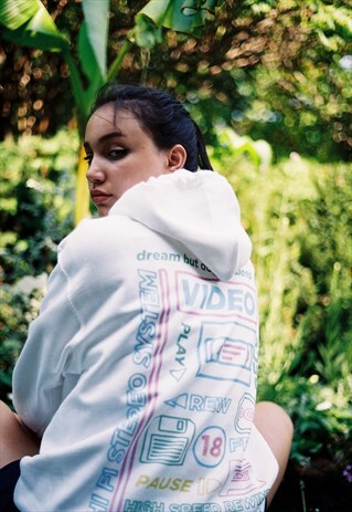 HOODIE IN WHITE WITH 80'S VHS PRINT