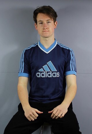 VINTAGE ADIDAS FOOTBALL SHIRT T-SHIRT IN NAVY BLUE WITH FELT
