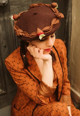 BROWN BERET WITH CHOCOLATE CAKE FELT DETAIL