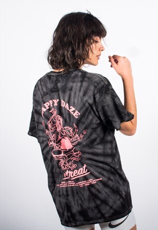 T-SHIRT IN BLACK TIE DYE WITH HAPPY DAZE GRAPHIC