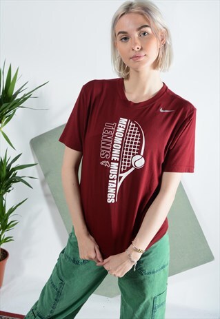 VINTAGE NIKE T-SHIRT IN MAROON WITH TEAM PRINT.