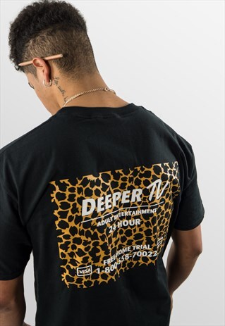 SHORT SLEEVED T-SHIRT IN BLACK WITH DEEPER TV PRINT