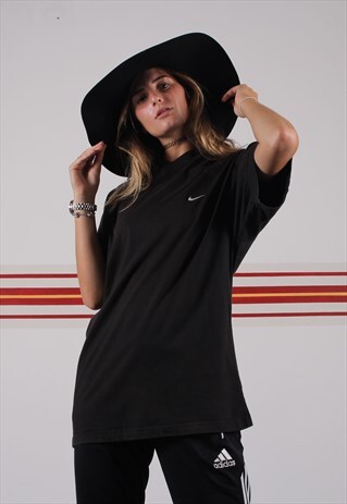 BLACK SWOOSH NIKE T-SHIRT