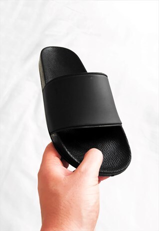 54 FLORAL STAPLE HOLIDAY SLIDERS - BLACK