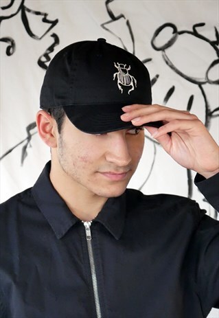 ORGANIC UNSTRUCTURED CAP IN BLACK WITH DUNG BEETLE