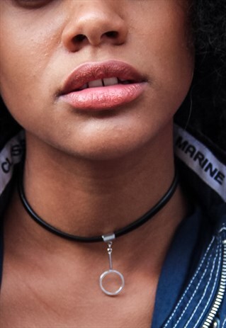 BLACK FAUX LEATHER CHOCKER WITH CIRCLE PENDANT