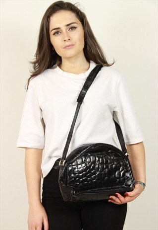 VINTAGE BLACK LEATHER HANDBAG