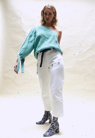 HIGH-WAISTED JEANS IN WHITE WITH BUTTON DETAILING