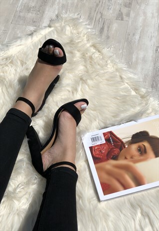 FIVE STAR BOUTIQUE CHUNKY HEEL IN BLACK