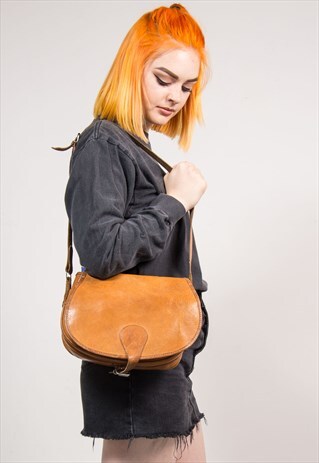 VINTAGE 70'S LIGHT BROWN LEATHER SADDLE SHOULDER BAG
