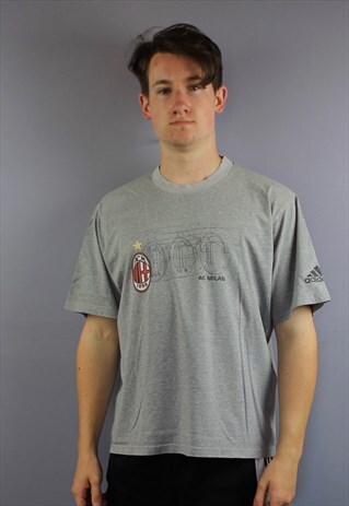 VINTAGE ADIDAS T SHIRT IN GREY WITH AC MILAN PRINTED LOGOS.