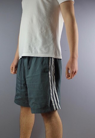 VINTAGE ADIDAS SHORTS IN GREY WITH POCKETS, DRAWSTRINGS. SIZ