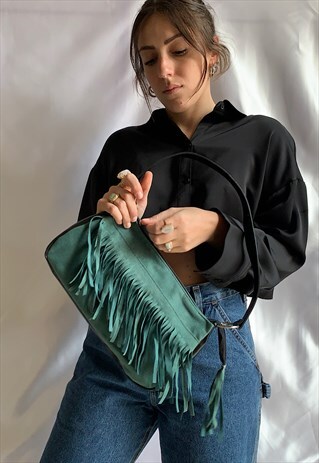 VINTAGE BLACK FAUX LEATHER SHOULDER BAG WITH GREEN FRINGE