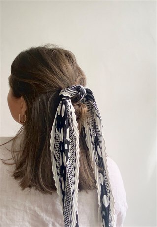 BLACK AND WHITE SPOTTY PLEATED HAIR TIE
