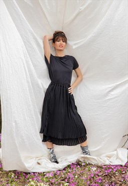 Double-layered pleated skirt in midi length