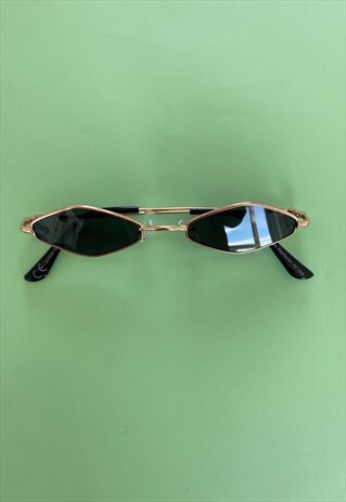 90'S STYLE SMALL DIAMOND SUNGLASSES - CLASSIC BLACK