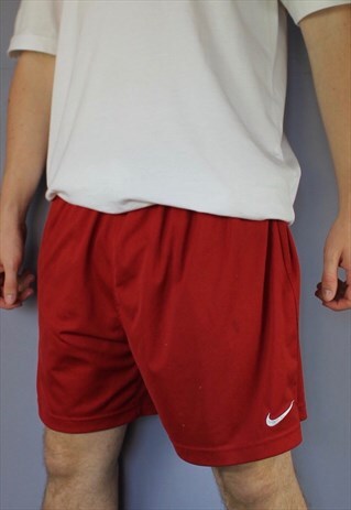 VINTAGE NIKE SHORTS IN RED WITH EMBROIDERED LOGO AND DRAWSTR