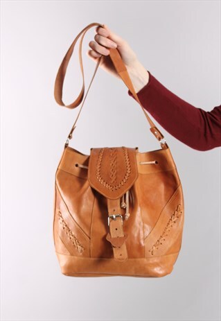 VINTAGE TAN LEATHER DRAWSTRING BUCKET CROSS BODY BAG
