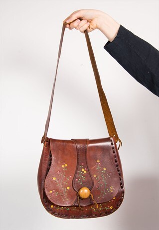 70'S VINTAGE BROWN LEATHER FLORAL PAINT TOOLED SHOULDER BAG