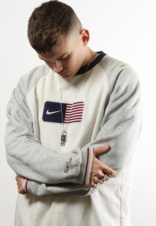 VINTAGE NIKE US FLAG SWEATER