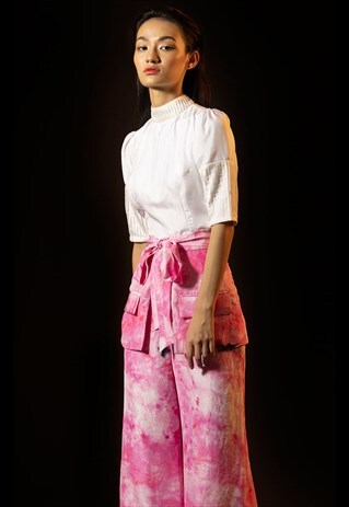 PLEATED SHORT SLEEVES TOP IN WHITE