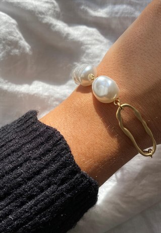 STATEMENT PEARLESCENT AND GOLD CHUNKY BRACELET