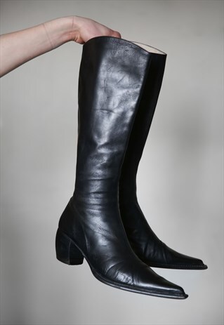90S VINTAGE BLACK MID HEEL COWBOY BOOTS . POINTED TOE .