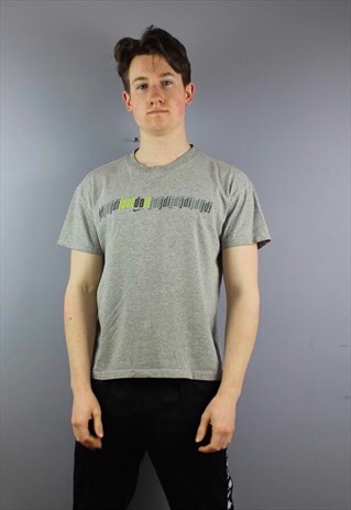 VINTAGE NIKE JUST DO IT T-SHIRT IN GREY WITH PRINTED LOGOS.