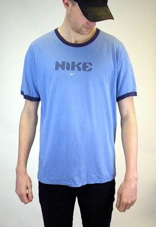 VINTAGE NIKE T-SHIRT.