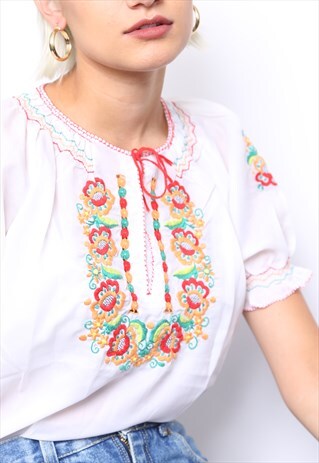 VINTAGE 70S WHITE FLORAL EMBROIDERED BOHO TOP