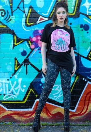 BLACK GRAPHIC TEE WITH BABY KRAKEN DOLL PRINT