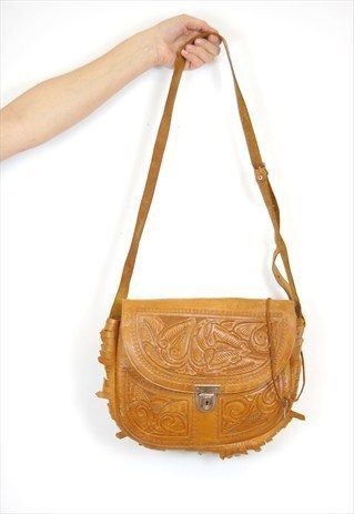 VINTAGE 70S BOHEMIAN TOOLED LEATHER BAG W/KEY CLOSURE