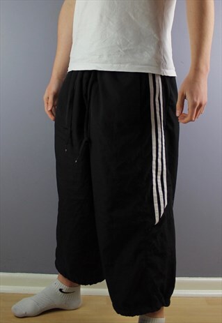 VINTAGE ADIDAS 3/4 LENGTH SHORTS IN BLACK WITH POCKETS, EMBR
