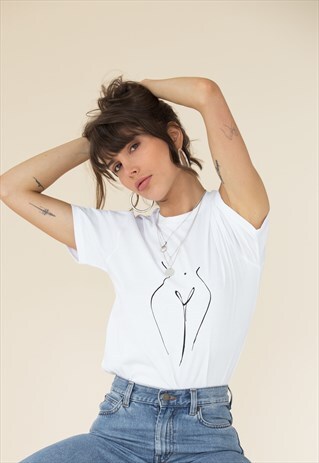 V TEE X GIRL WITH A KISS CURL