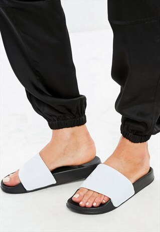 54 FLORAL STAPLE HOLIDAY SLIDERS - WHITE/BLACK