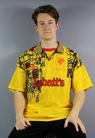 VINTAGE UMBRO NOTTINGHAM FOREST FOOTBALL SHIRT IN YELLOW WIT