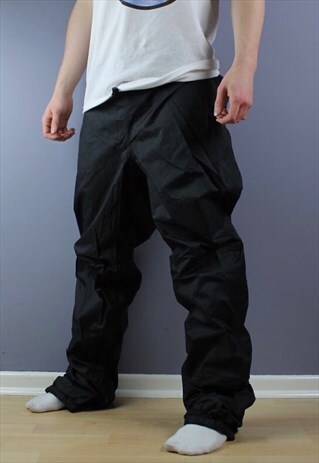 VINTAGE PATAGONIA WATERPROOF JOGGERS IN BLACK EMBROIDERY