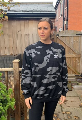VINTAGE 90'S CAMO PRINT OVERSIZED ADIDAS SWEATSHIRT