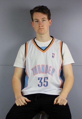 VINTAGE NBA THUNDER JERSEY IN WHITE WITH PRINTED LOGO. KEVIN